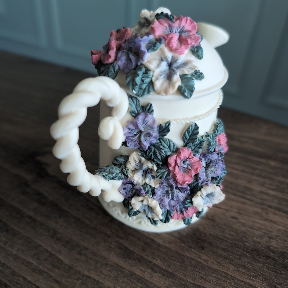 Vintage Dezine Watering Can Trinket Box Lid Cream Floral Hand Painted 1993 - Picture 3 of 11